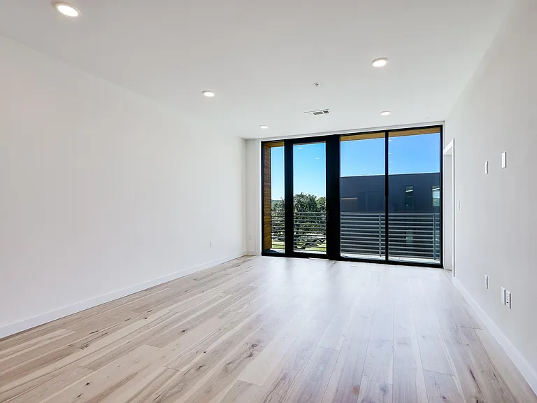 900 S 1st St #410 — Photo 4