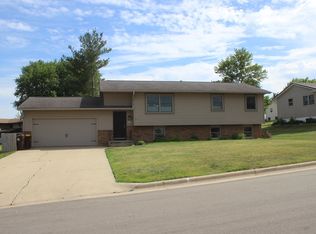 717 Country Club Dr, Maquoketa, IA 52060