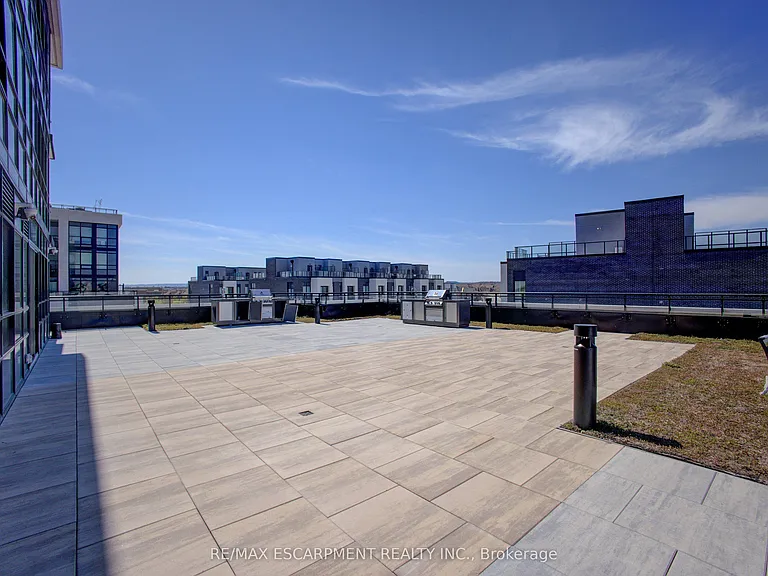 395 Dundas St W #413 — Photo 33