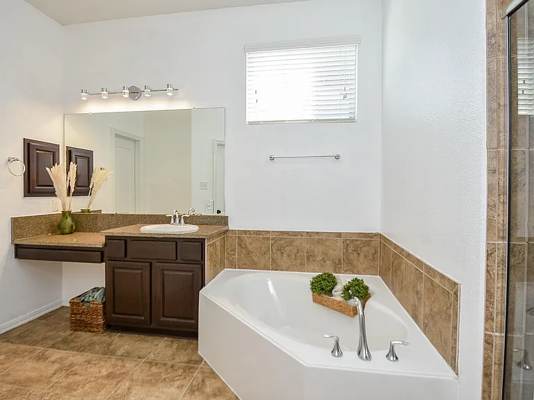 18 Cheswood Manor Dr — Photo 22