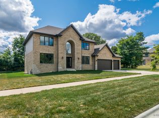 215 Hale Ln, Roselle, IL 60172