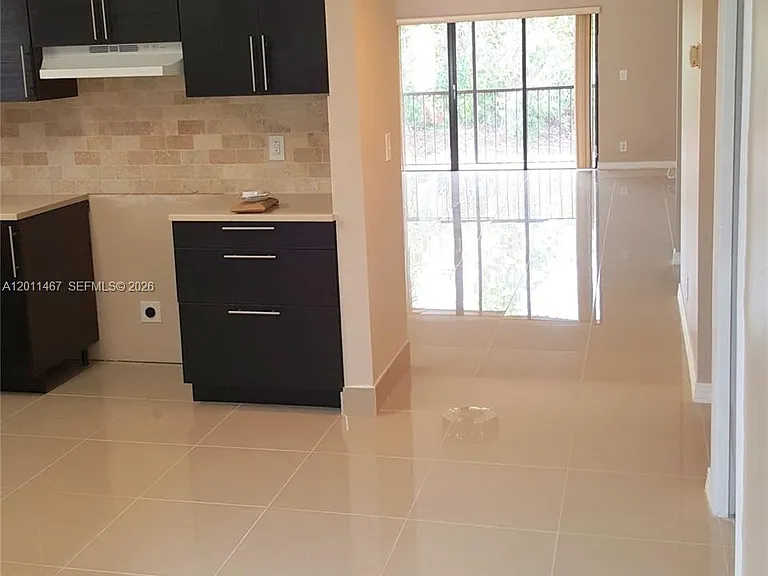 213 Lakeview Dr #201 — Photo 4