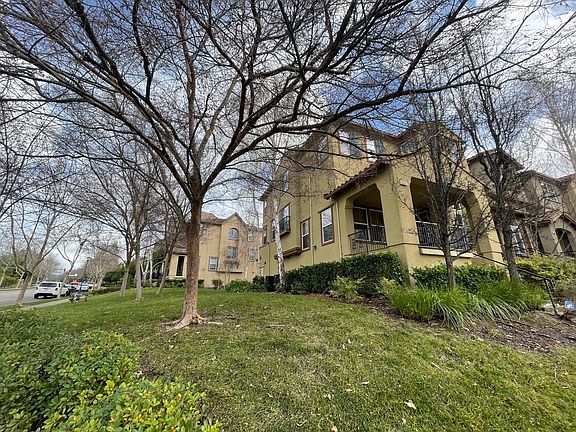 Side of the house with side yard