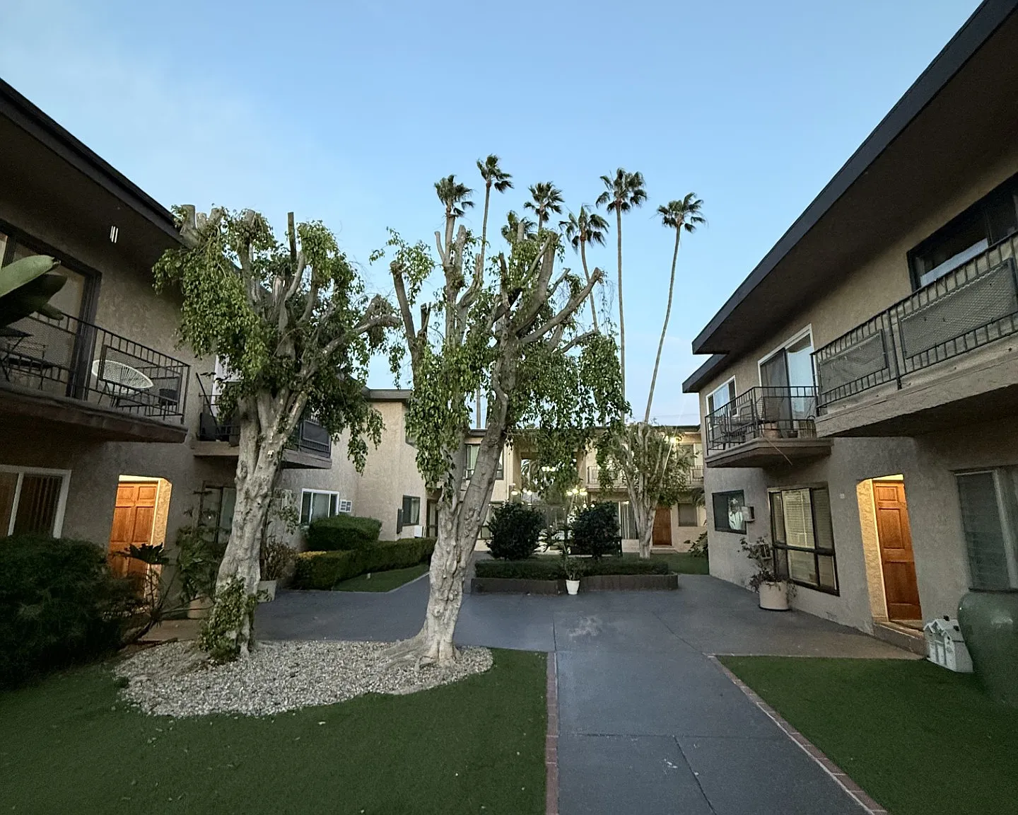Encino Royal — Photo 2