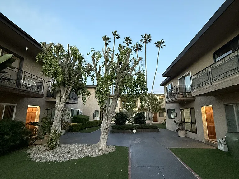 Encino Royal — Photo 3