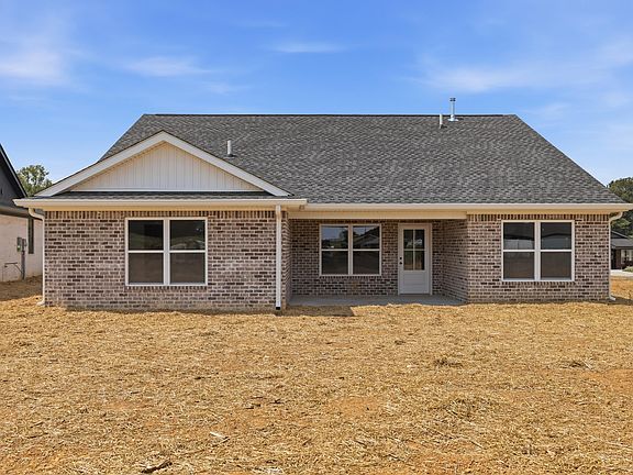 5th image of 110 Clover Cres