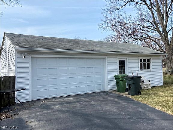 3rd image of 1008 Eastlake Dr