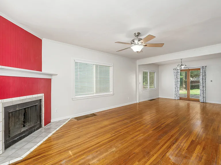 141 N Bleckley Dr — Photo 3