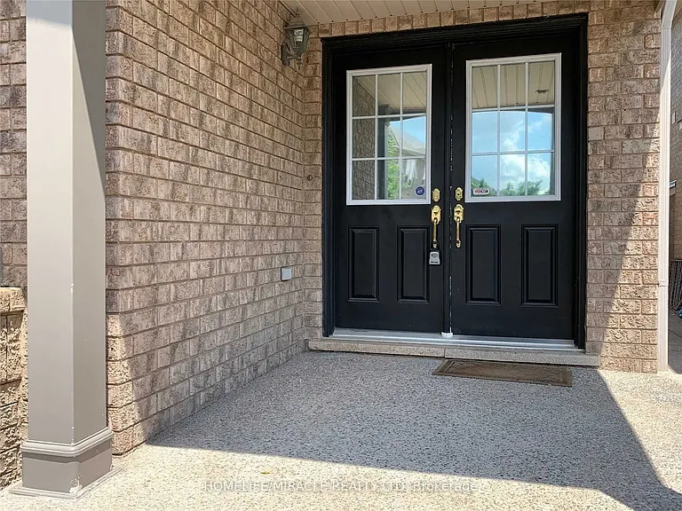 1509 Marshall Cres — Photo 2