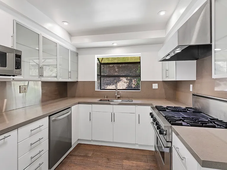 3933 Mandeville Canyon Rd — Photo 6