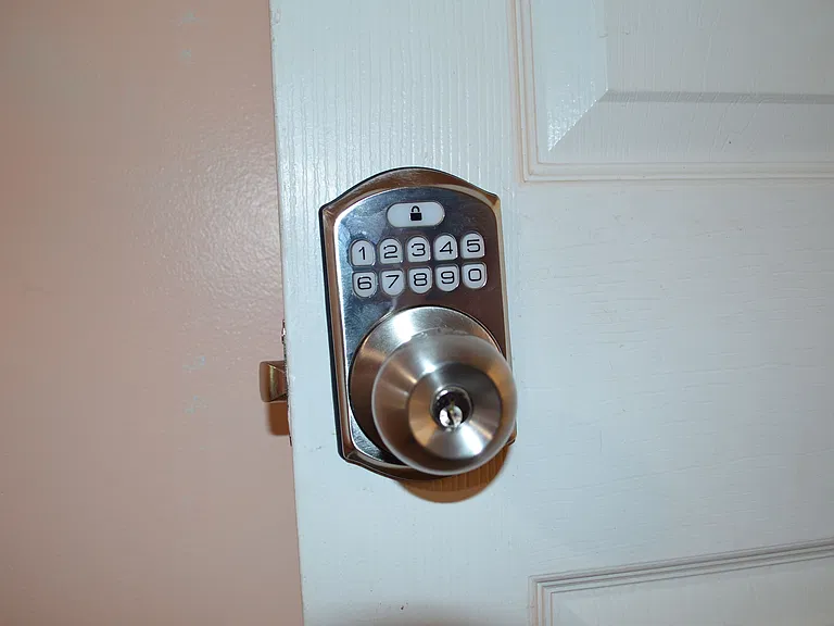 Privacy locking door on room