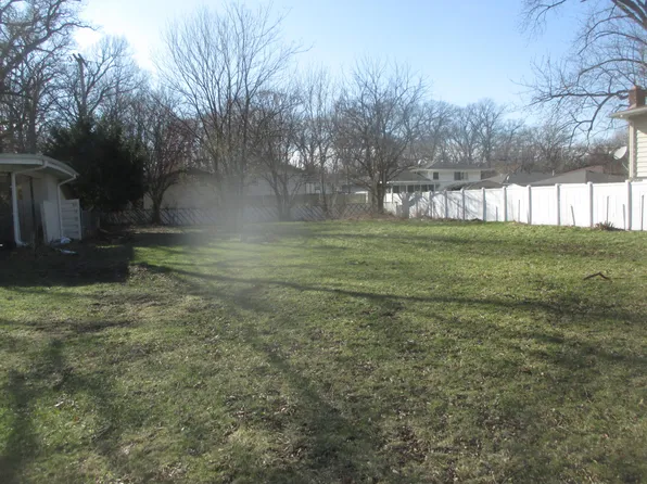 282 Crestwood Dr, Hobart, IN 46342