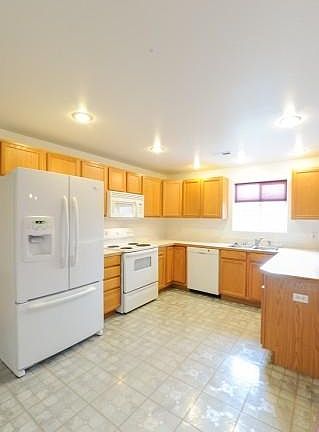 4th image of 5511 Holly Way