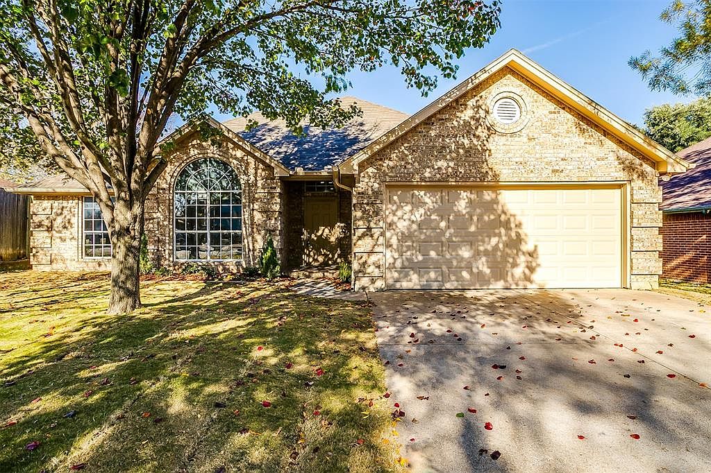 812 Nicole Dr Burleson Tx 76028 Mls 14476221 Zillow