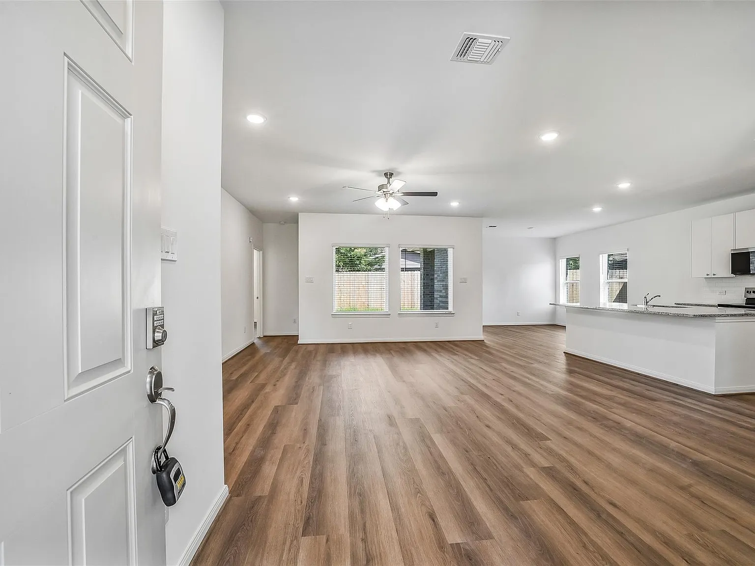 3 bed, 2.0 bath, 1800 sqft, $2,250 — Photo 2