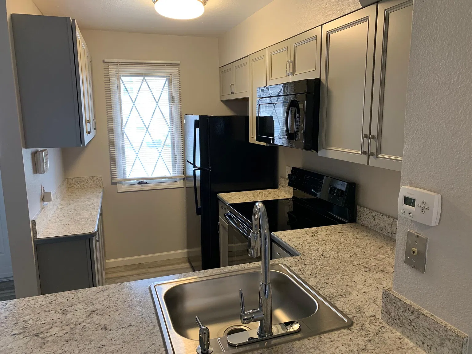 2 bed, 868 sqft, $1,700 — Photo 2