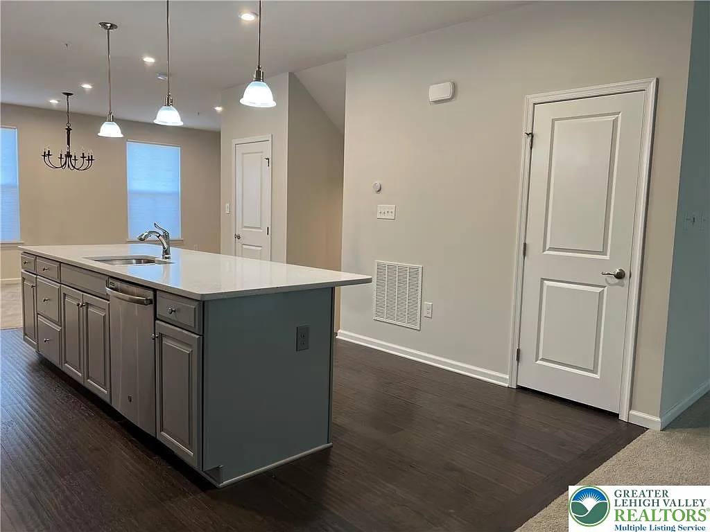 3 bed, 3.5 bath, 2407 sqft, $3,300 — Photo 3