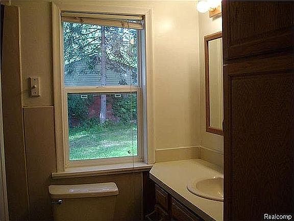 3rd image of 304006 Everett St