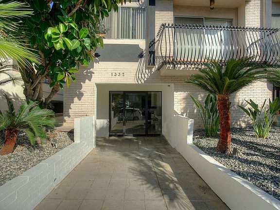4th image of 1332 N Vista St #301