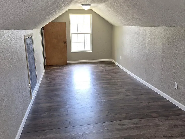 209 Florence St — Photo 21