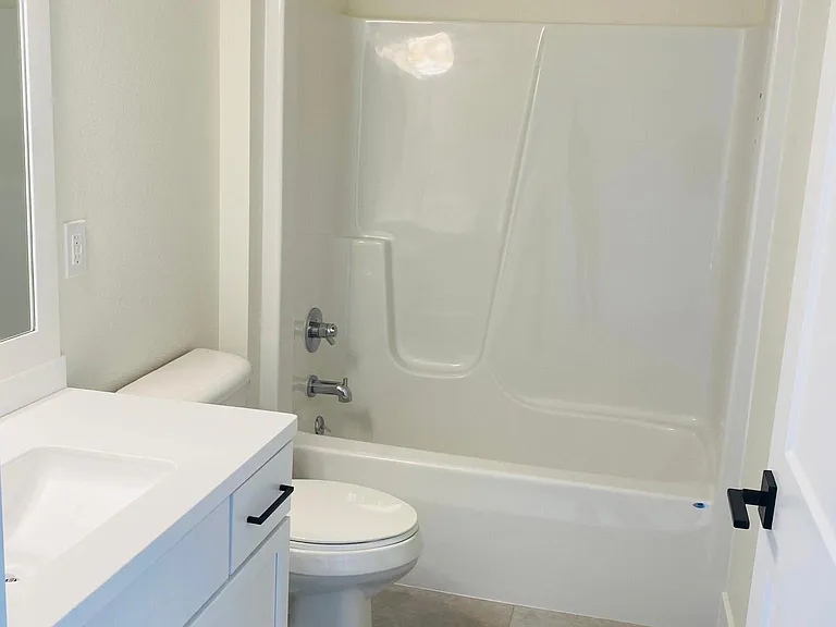 Full bath (Second floor)