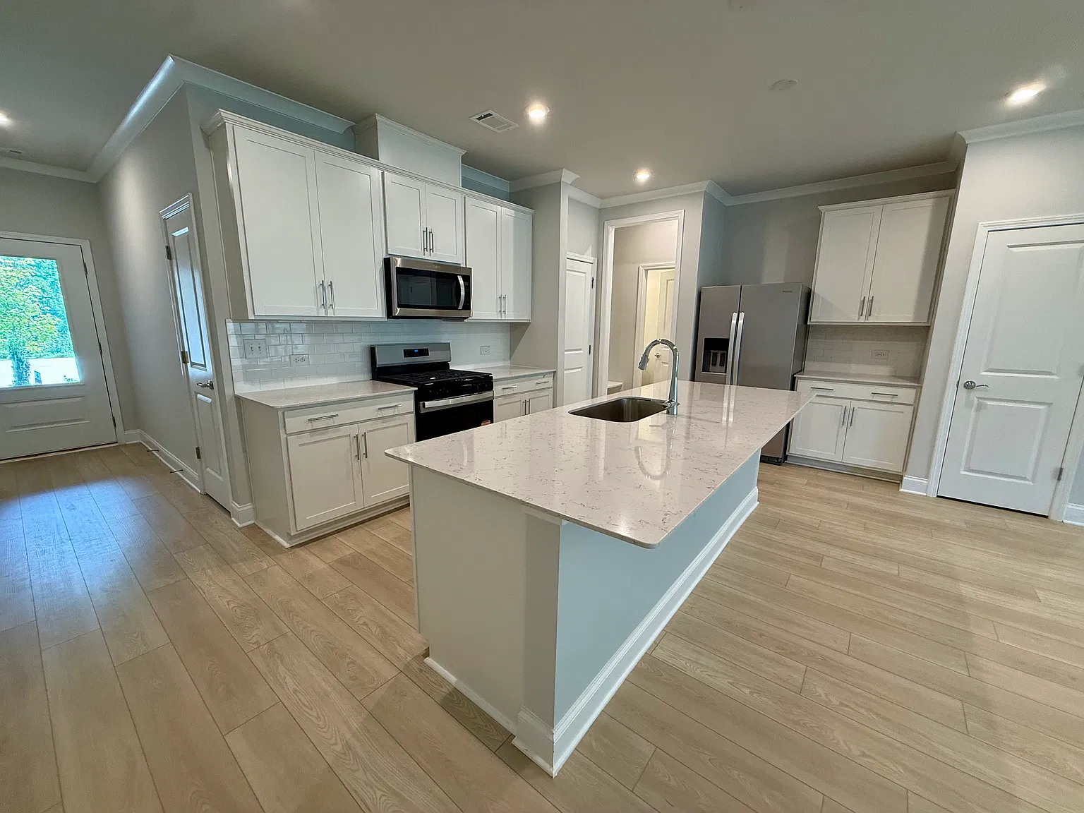 3 bed, 2.5 bath, 2035 sqft, $2,500 — Photo 2
