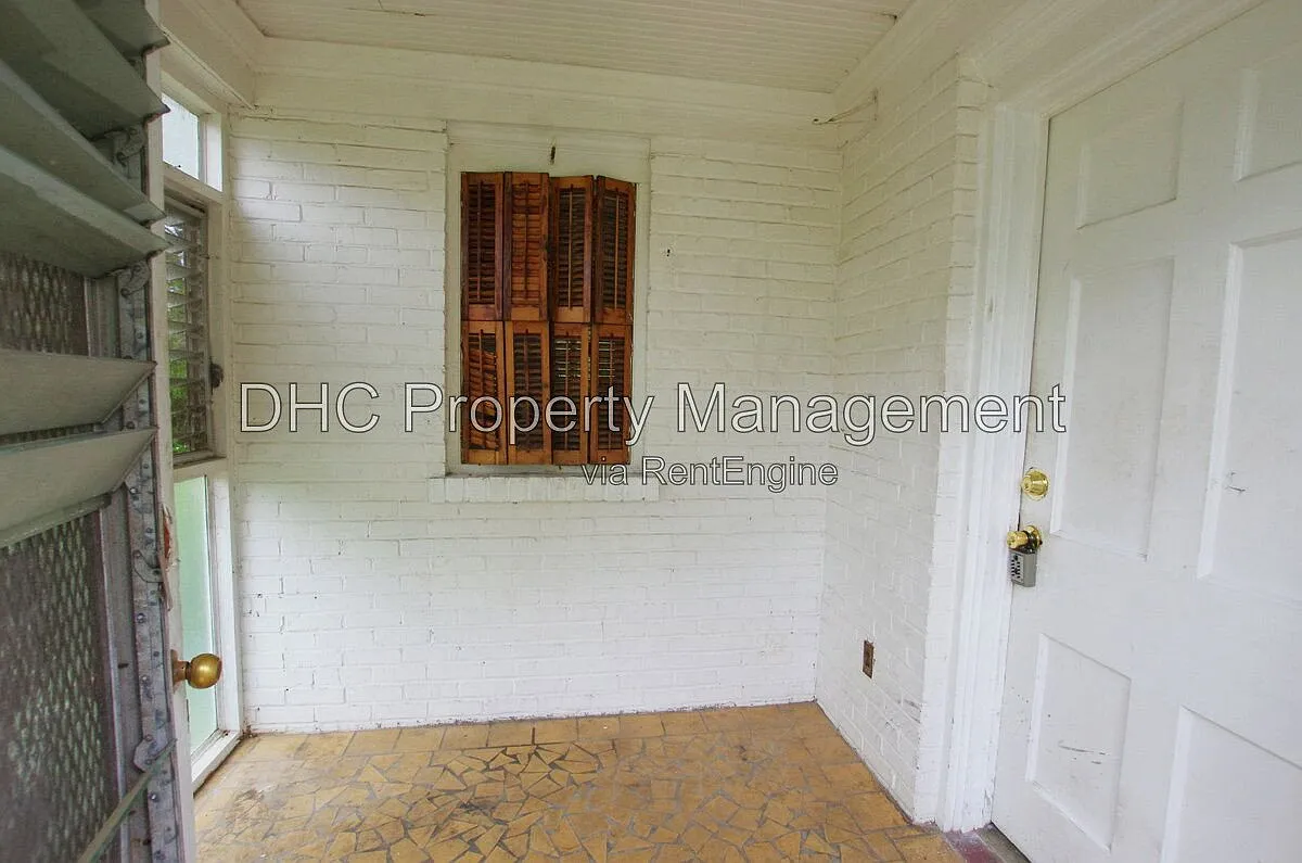 3 bed, 1.0 bath, 1056 sqft, $1,750 — Photo 2