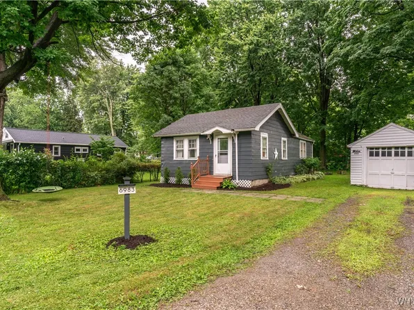 6983 Schuyler Dr, Derby, NY 14047