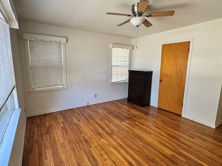 1206 E 11th Pl — Photo 14