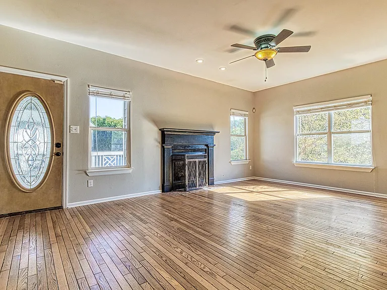 310 W Taylors Xing — Photo 22