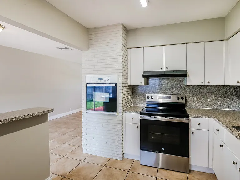 1810 De Soto Dr — Photo 9
