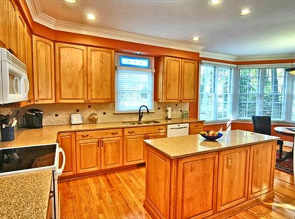 more views of the kitchen, a