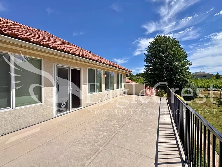 44 Vinehill Dr — Photo 73