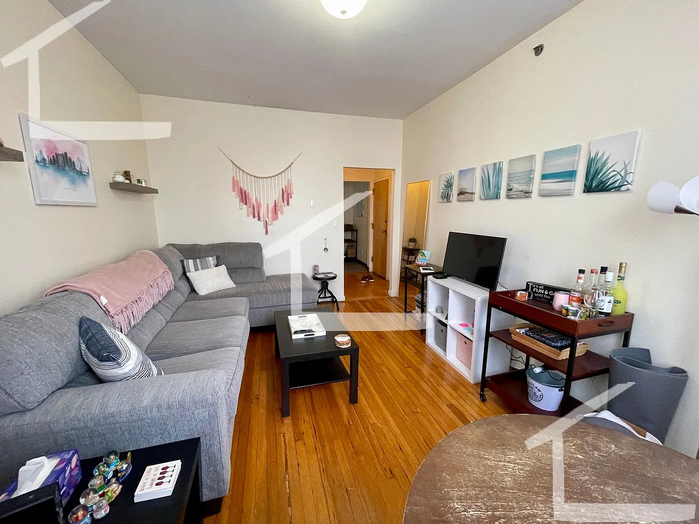 Nice, large, sunny 1 bed unit near the Green Line. — Photo 1