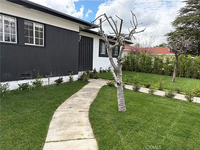 19216 Calvert St — Photo 28