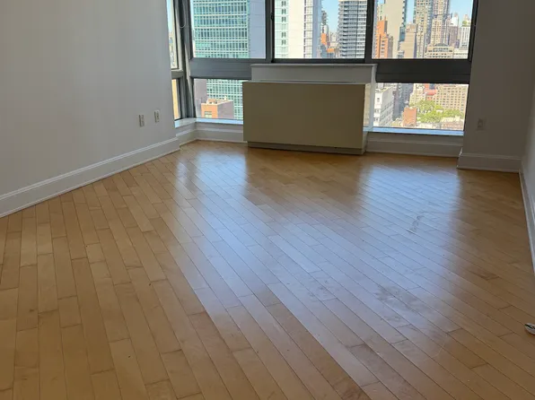 235 East 55th Street image 1 of 5