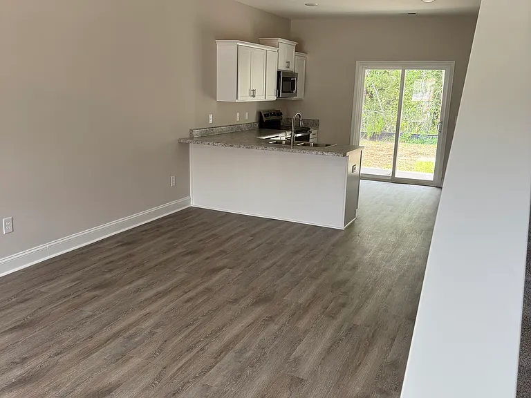 106 Loren Rd — Photo 2