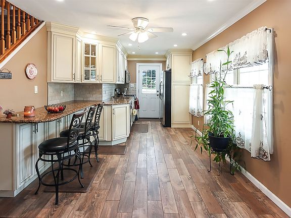 4th image of 9 Wittman Ln