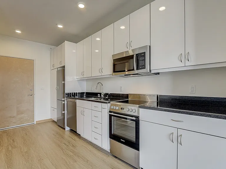 1 Bed / 1 Bath - 778 SF - Kitchen