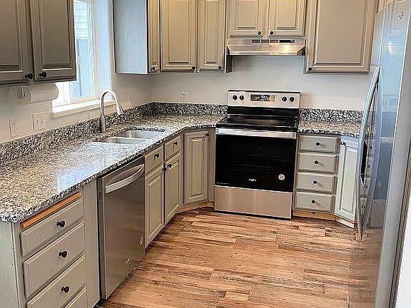 Granite tops, new appliances