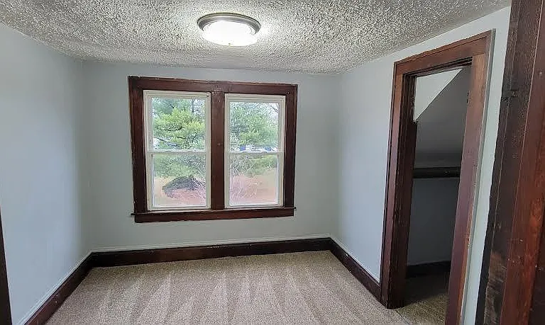580 Baird St — Photo 12
