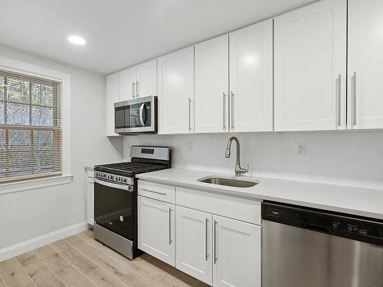 Spring Hill Apartments — Photo 8