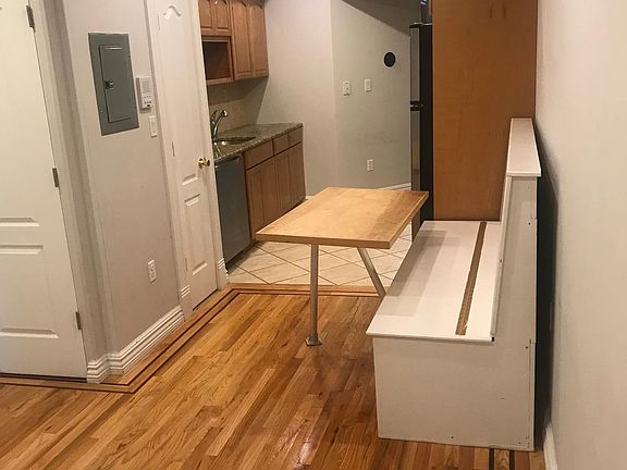 5th image of 815 Willow Ave APT 3L