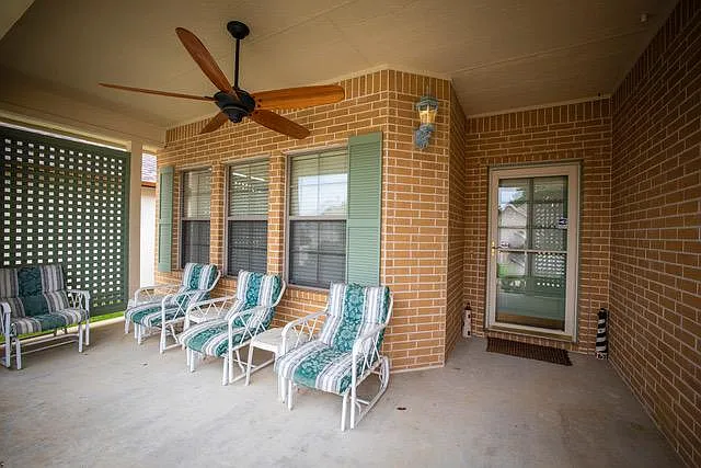 3 bed, 1857 sqft, $2,340 — Photo 3