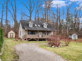 10414 Lake Shore Dr, Fenton, MI