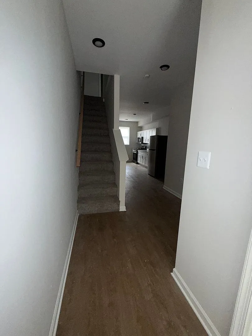 Newly Renovated Townhouse — Photo 2