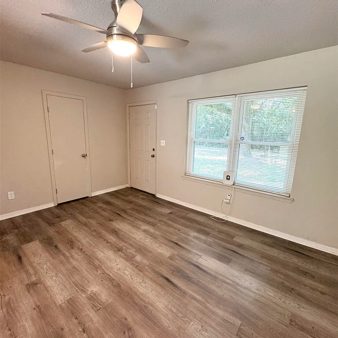 3 bed, 1000 sqft, $1,600 — Photo 2