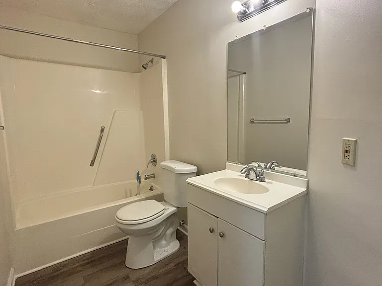 1123 Southwood Dr #4 — Photo 11