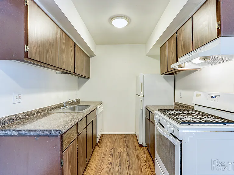 Parkway Village — Photo 16