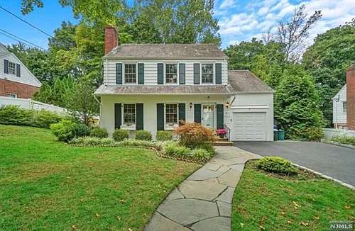 12 Lawrence Pkwy Photo 1